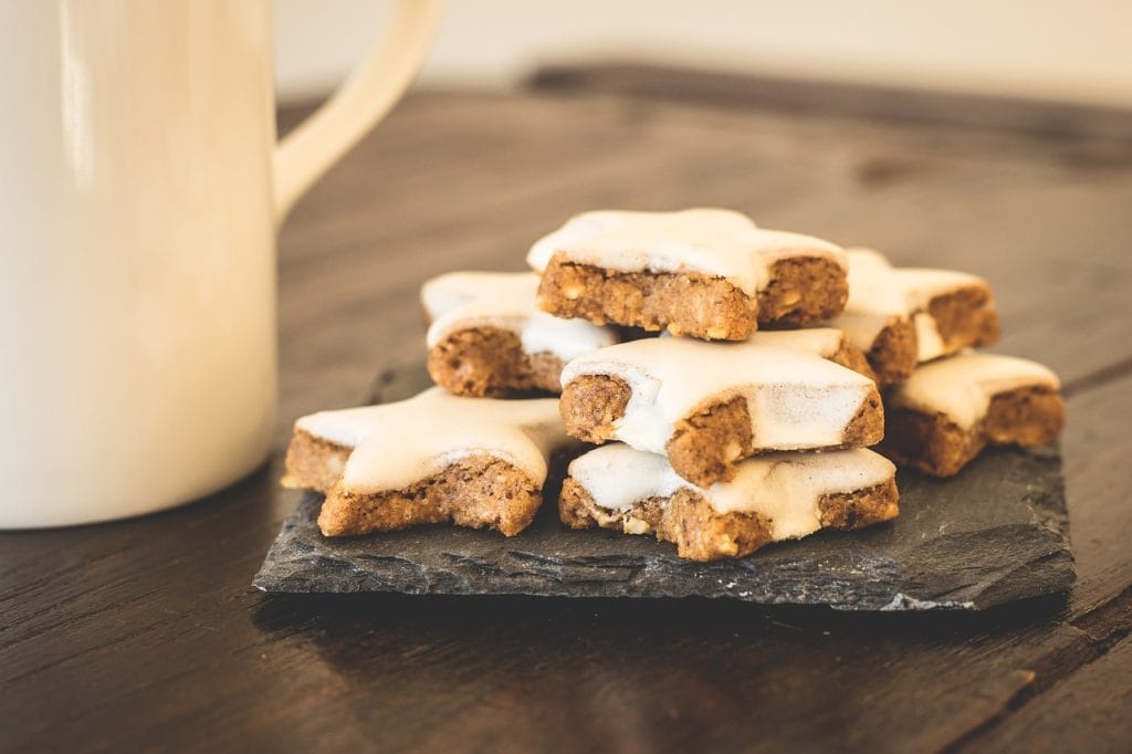 cookies, pastries, biscuits, picnic desserts